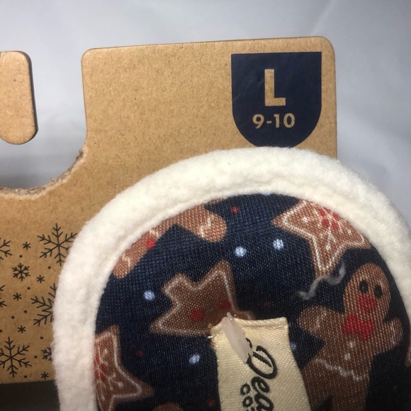 Official Cookie tester Dearfoams Cream Slippers with Gingerbread Design - Picture 8 of 11